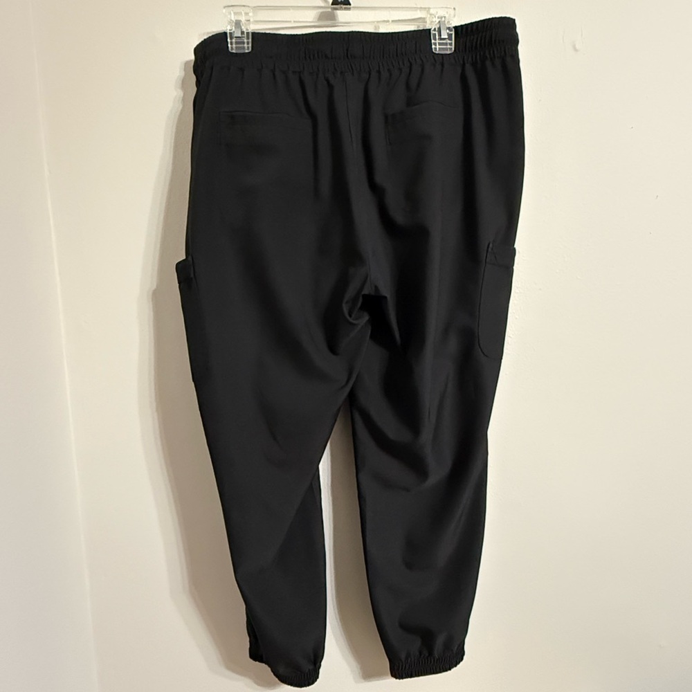 Grey's Anatomy Evolve Stretch Black Top and Bottom Scrub Set - Picture 4 of 5